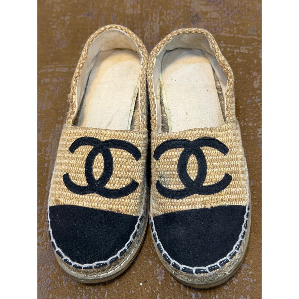 Chanel CC Logo Espadrilles Beige Woven Raffia Black Suede Cap Toe Shoes Size 36